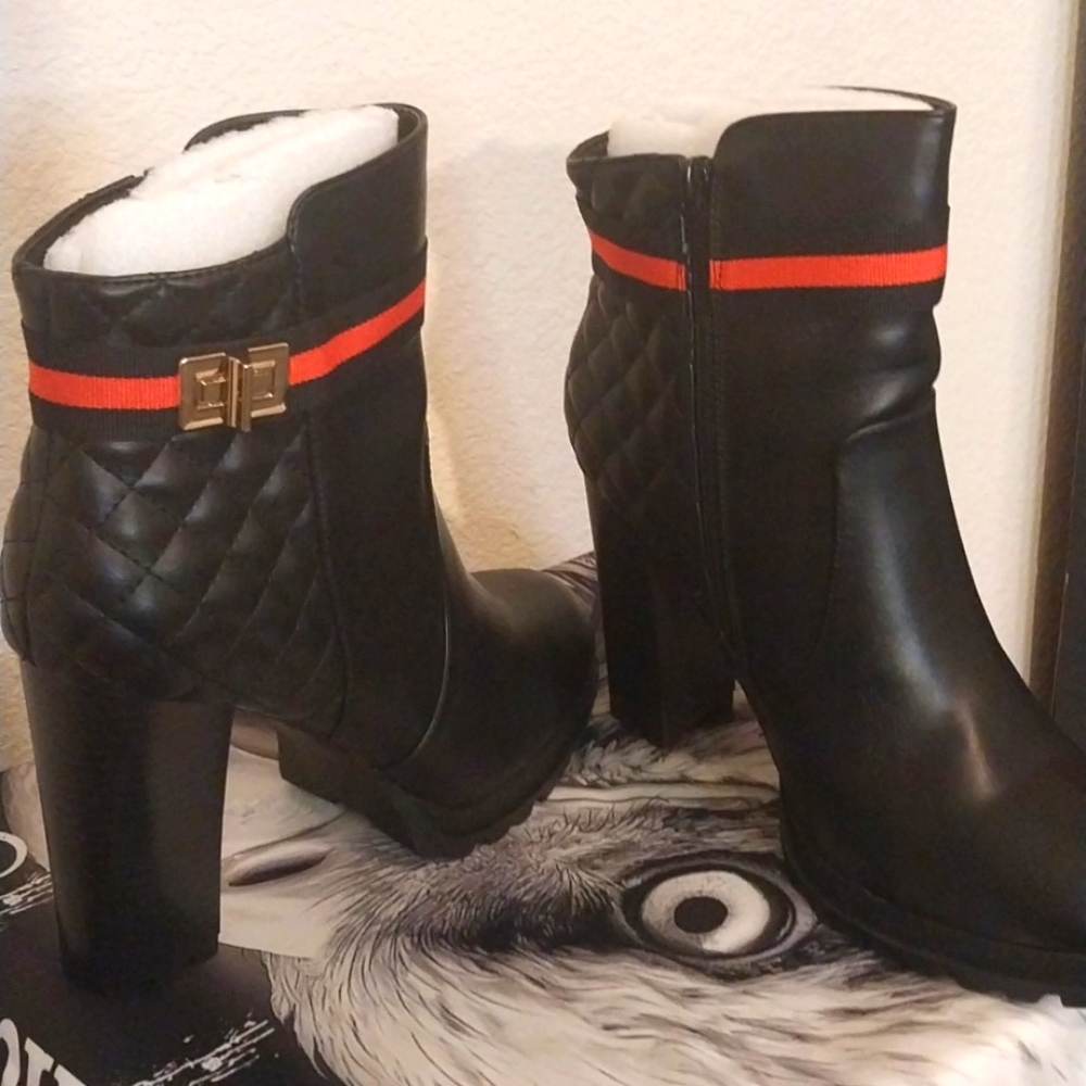 Retro‑Style Black Ankle Boots • Size 10